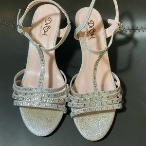 Diva by Benjamin Walk sliver 3 inch wedge size 8